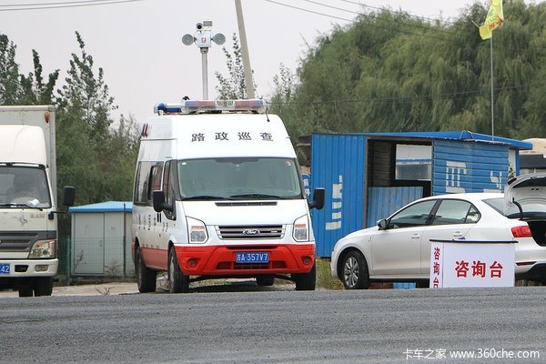 严查双排轿运车！ 长春路政高速口执法