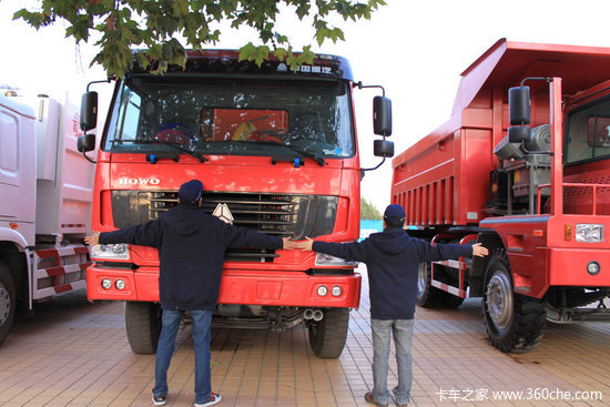 最直接的对比 宽体自卸卡车到底有多宽?