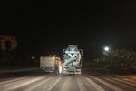 昼伏夜出的渣土车 为抢时间不惜闯红灯
