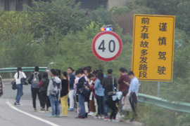 都嫌自己活得长 实拍高速典型反面案例