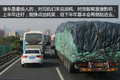 吃睡全在车上 双11前跟车体验快递生活