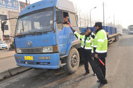 黄标挡牌酒驾频发 保定严查违规大货车