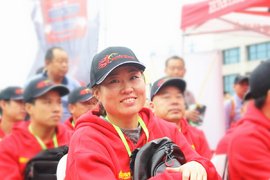 收费员看到直接起立 这位女司机确实牛
