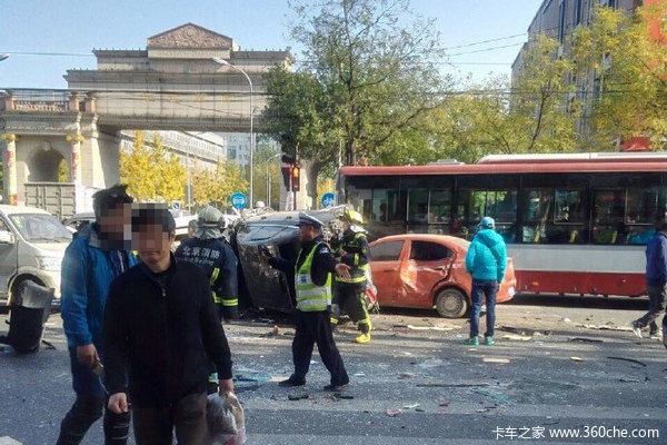 奥迪死里逃生 立水桥北苑发生惨烈车祸