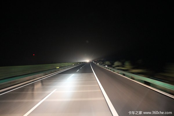 3天3夜奔驰4000公里 我搭大卡车去新疆