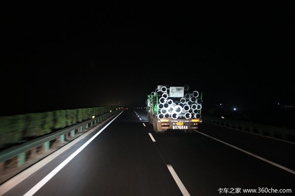 3天3夜奔驰4000公里 我搭大卡车去新疆