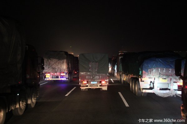3天3夜奔驰4000公里 我搭大卡车去新疆