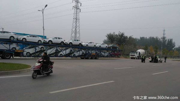 轿运车司机红了眼:乱罚款到底有人管吗?