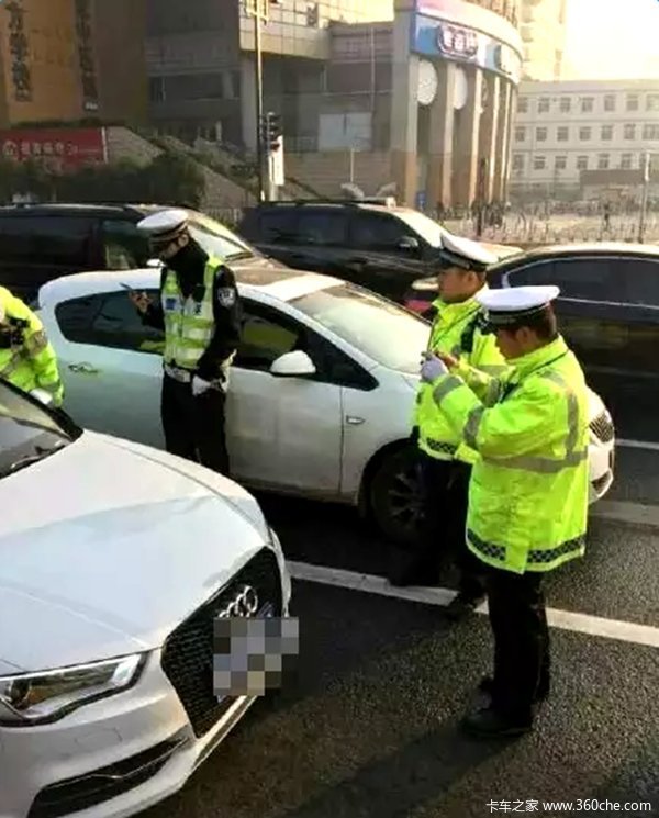 深夜发布限行令 西安交警今早上路查车