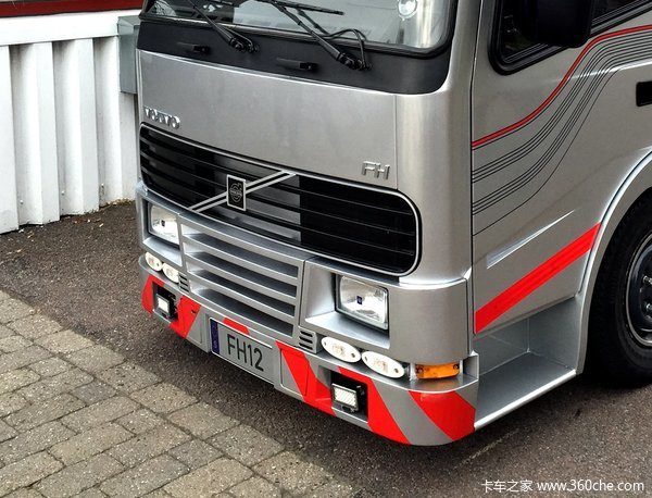 这款沃尔沃fh12停靠在沃尔沃瑞典的工厂当中,全车采用了灰色涂装,驾驶