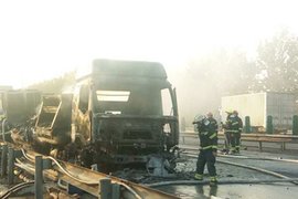 司机和妻子束手无策 载货车被烧成空壳!