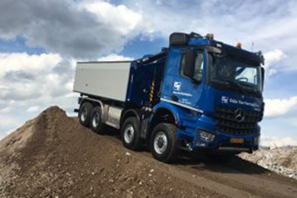 ������ʵӵ��&nbsp;����Arocs&nbsp;8x6�泵����ж