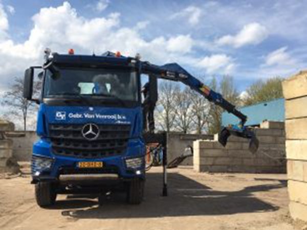 ������ʵӵ��&nbsp;����Arocs&nbsp;8x6�泵����ж