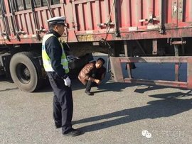 山西高速交警查处货车“水浇刹车”情况