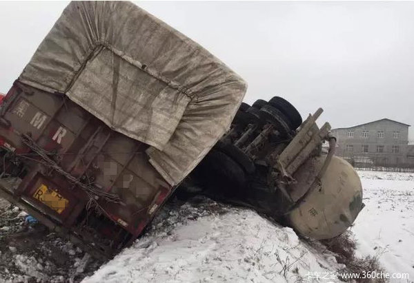 雪后又下雨 溜光大道12辆大车穿糖葫芦