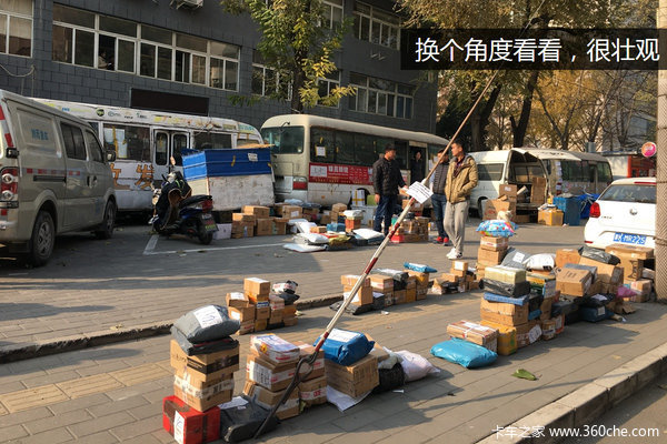 双11后快递爆仓 僵尸大巴和VAN来服务
