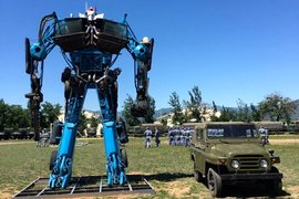 国产擎天柱服役 军车退休生活丰富多彩