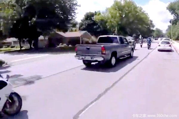来互相伤害啊 逗比骑士与皮卡撕比大战!