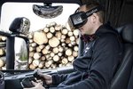 不只能看片 歪果仁用VR眼镜卸木头66的