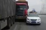 看着真心急!运管局上路查车别车致追尾