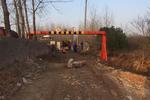 太疯狂了！货车为通过限高架挖地70公分