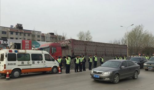 超载货车闯检查站 当场拦下四个又抓仨