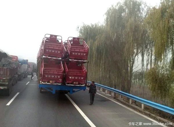 乱象仍继续 双排三轮普货拉小车谁管？
