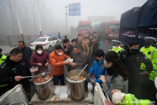雾霾堵车好心塞  天寒地冻交警送温暖
