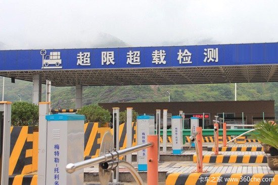 超载一次代价大 蚌埠25辆车遭'四连罚'