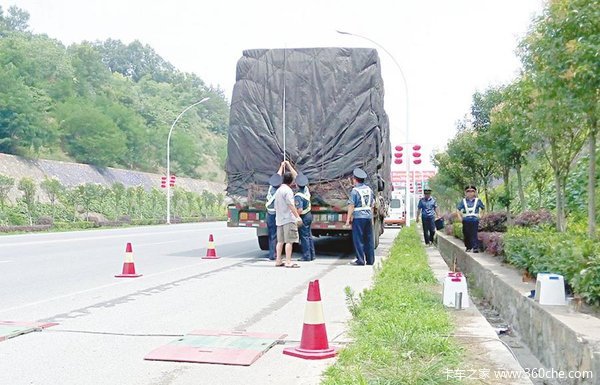 超载一次代价大 蚌埠25辆车遭'四连罚'