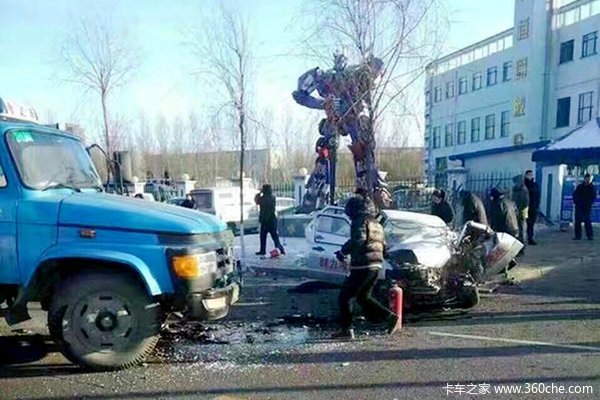 驾校车辆大碰撞 B2教练怼死3名C1学员