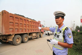 重庆4轴车"可超"5吨 超限最高罚款3万元