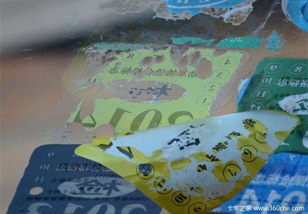 玻璃贴纸很难清除? 其实一元钱就能搞定