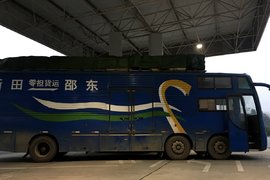 另类9米6极限车 客车造型的6x2快递货车