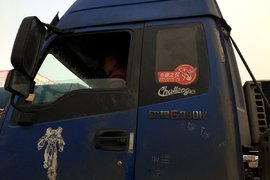 为了春节菜篮子 奋战在新发地的卡车人