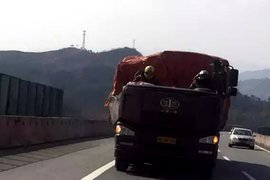 哪怕敞篷也要回家！戴头盔开J6千里奔袭