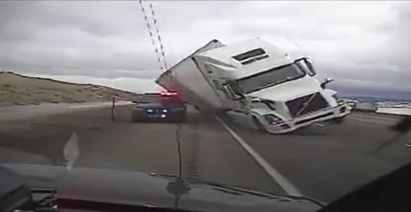 强风引发的事故：美国长头卡车碾压警车