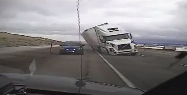 强风引发的事故：美国长头卡车碾压警车