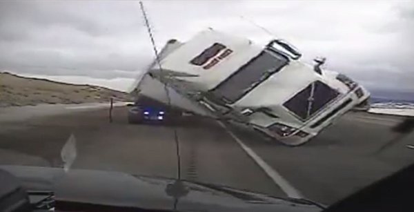 强风引发的事故：美国长头卡车碾压警车