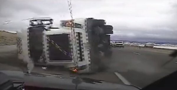 强风引发的事故：美国长头卡车碾压警车