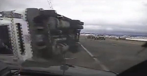 强风引发的事故：美国长头卡车碾压警车
