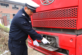 记18分罚2100元 货车司机装翻牌器被抓