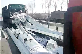 在现场:JH6撞车后 自豪大喊 毫发无损