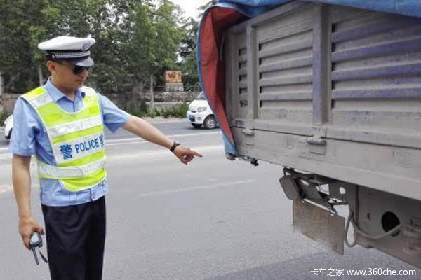 最后一个亮了! 盘点执法者查车时挑的刺