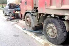 修理工道路救援 轮胎还没拆卸就倒下了