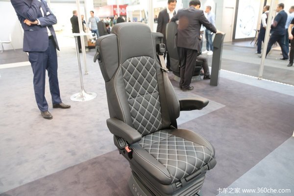 平地板宽卧铺就满足？理想驾驶室是啥样
