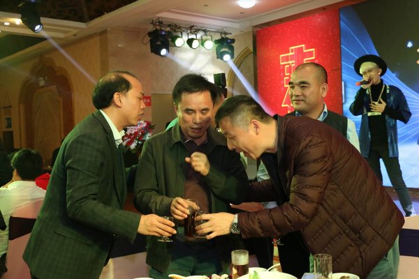 汉马H9危化品运输车广东茂名交车签约忙