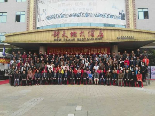 汉马H9危化品运输车广东茂名交车签约忙