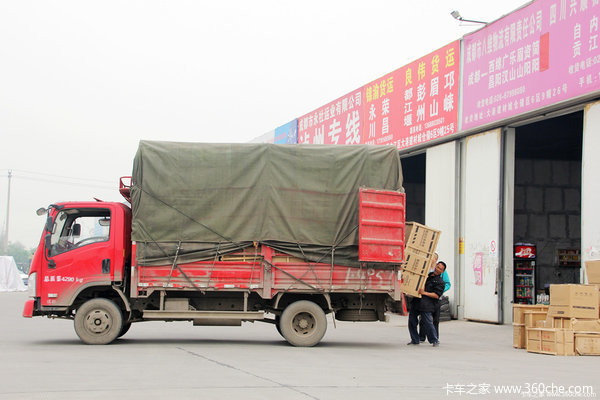 APP上的奇葩运费 货运部欠活雷锋车主们一面锦旗