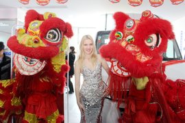 天津庞越南维柯4S开业 美女与野兽助阵